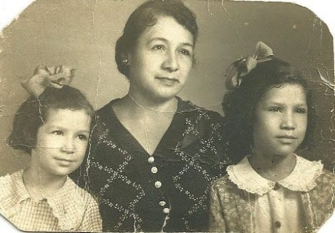 Guelita Chucha, tía MaryLou (left)and Mom(right)